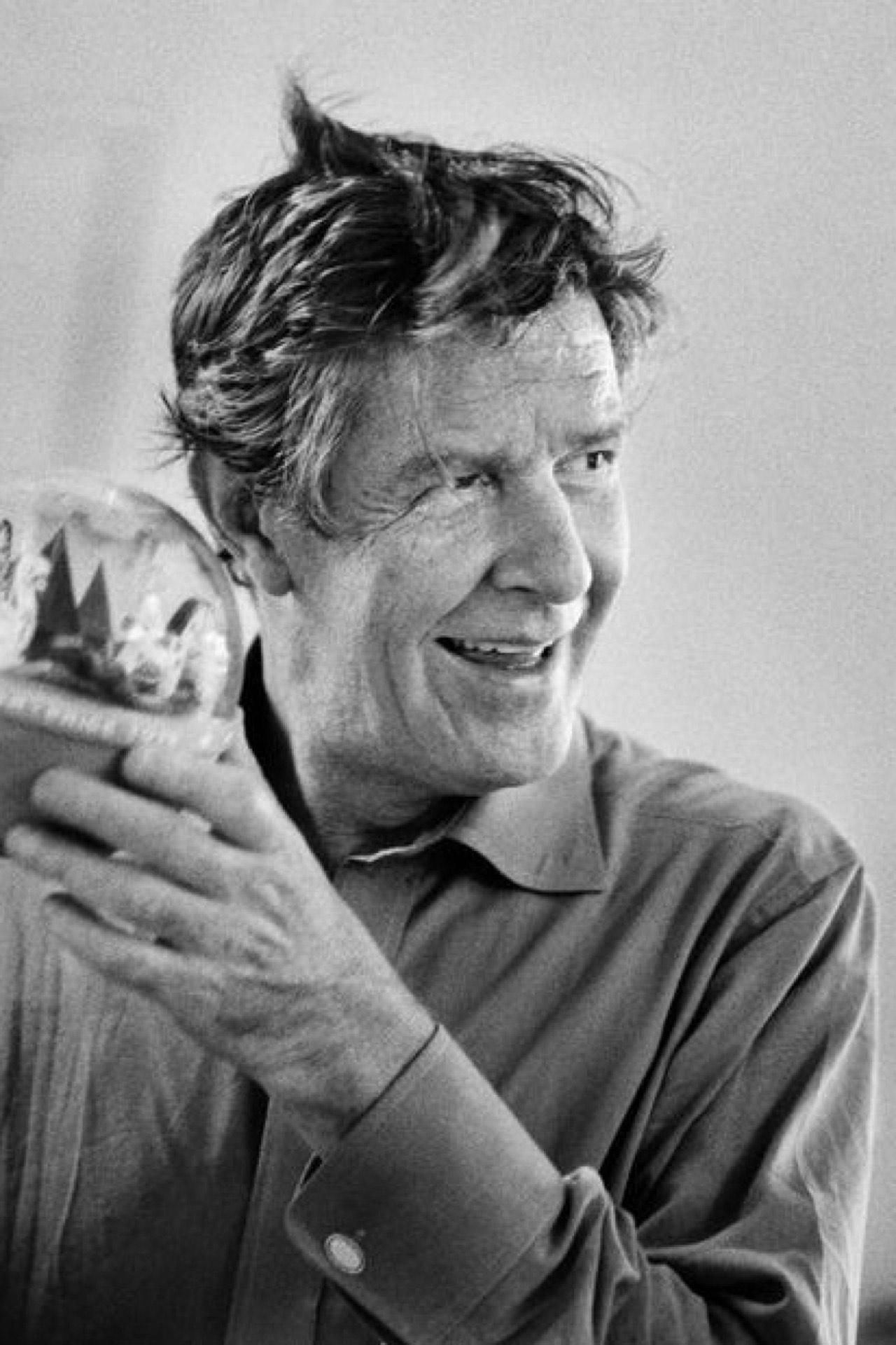 John Cage (1912-1992) es una figura fundamental del arte contemporáneo. Fue ensayista, teórico musical y poeta.