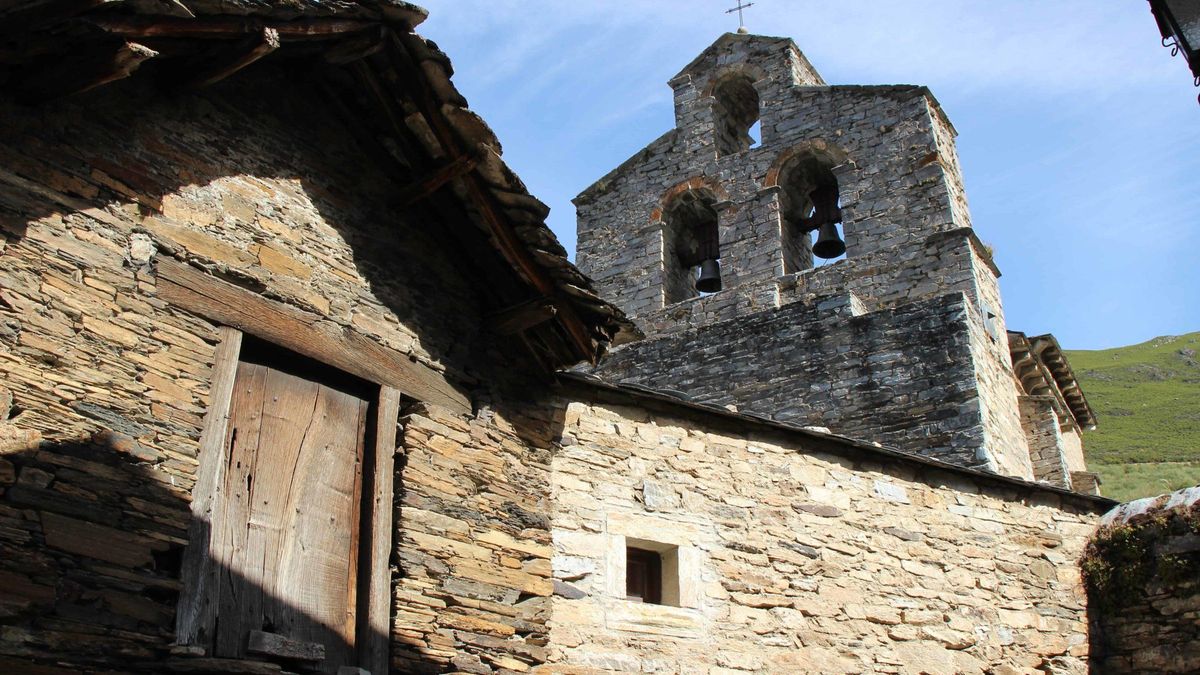 Su entorno natural sirvió de refugio para figuras como San Genadio, quien fundó aquí un monasterio