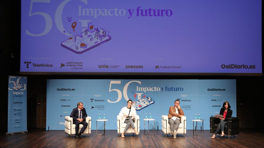 Francisco Hortigüela, Lucía Velasco y  Juan Carlos Fernández Galindo, con Analía Plaza, en la mesa 'Derechos y tecnología. El debate ético'