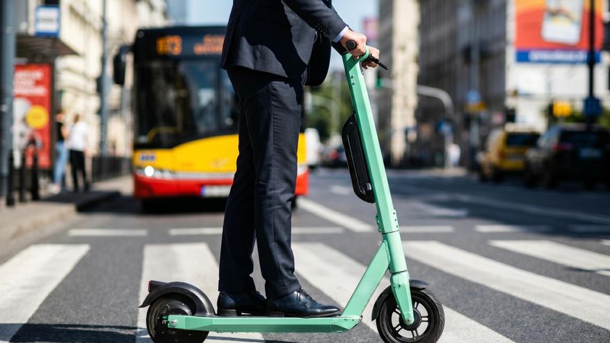 La DGT cambia las normas para patinetes desde el 1 de octubre: chaleco, edad mínima y casco