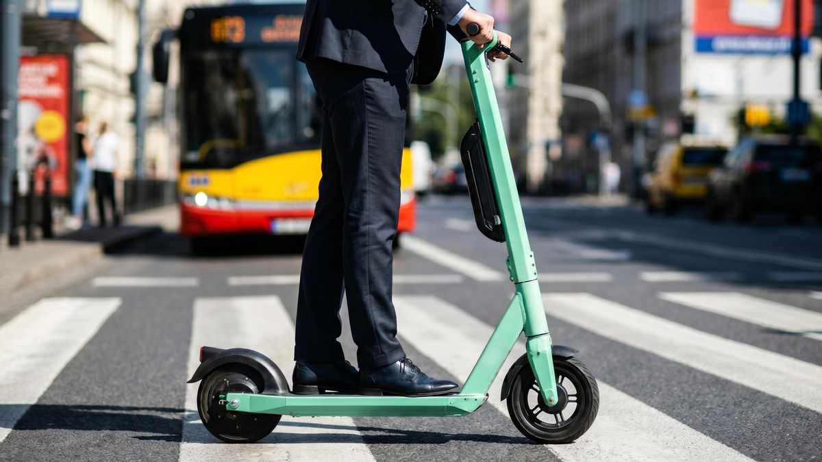 La DGT cambia las normas para patinetes desde el 1 de octubre: chaleco, edad mínima y casco