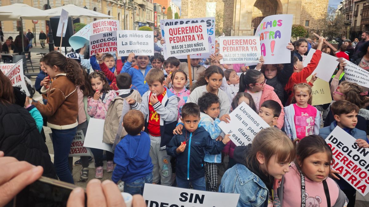 Multitud de niños y sus familias en la masiva protesta por mejoras en Pediatría en La Bañeza.