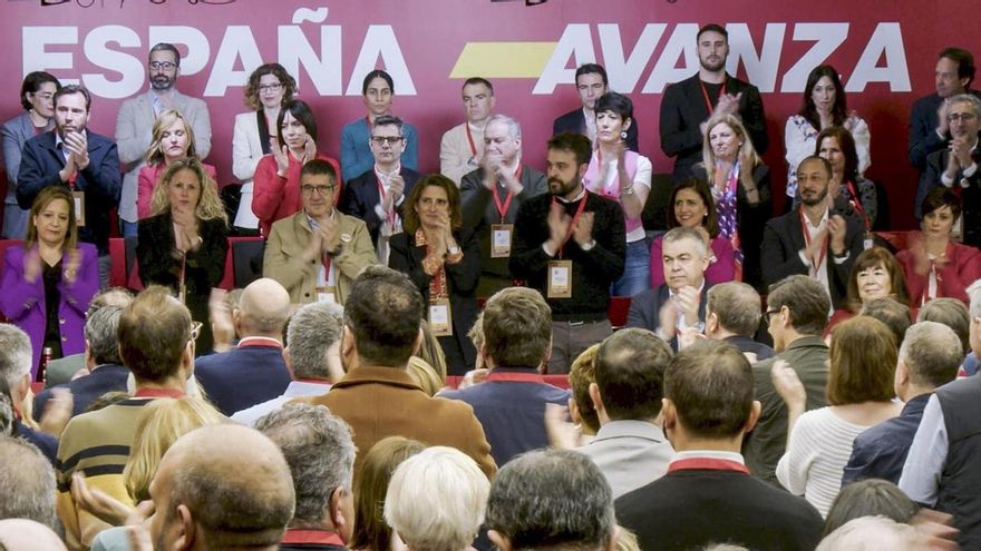 El PSOE se moviliza para pedir a Pedro Sánchez que se quede