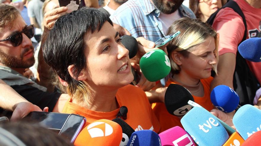 Las portavoces del Sindicato de Inquilinas, Alicia del Rio y Valeria Racu, en declaraciones a los medios este martes.