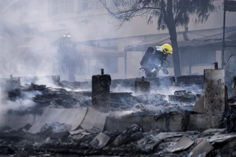 Bomberos extinguen el fuego declarado en una obra contigua a la residencia de ancianos de La Garita, que no ha causado heridos. (EFE/Ángel Medina G.)