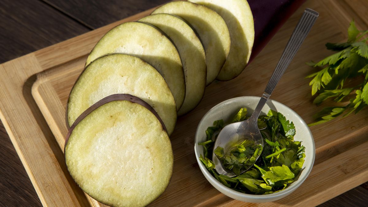 Rodajas de calabacín marinado con ajo y albahaca