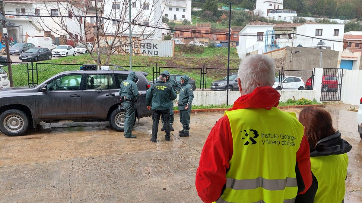 Miembros del Grupo de Asesoramiento de Desastres y Emergencias (GADE), parte del CSIC), en la evaluación de daños en Grazalema, Cádiz.