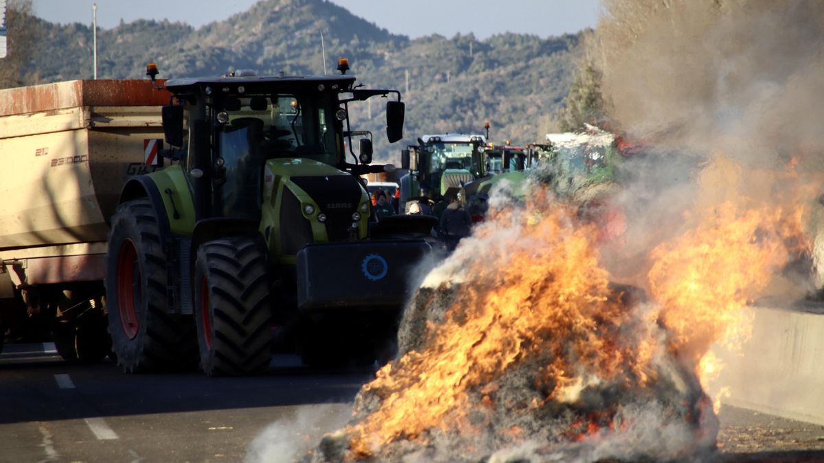 La reunión con el Govern no contenta a los agricultores y cientos de tractores vuelven a pasar la noche en las carreteras