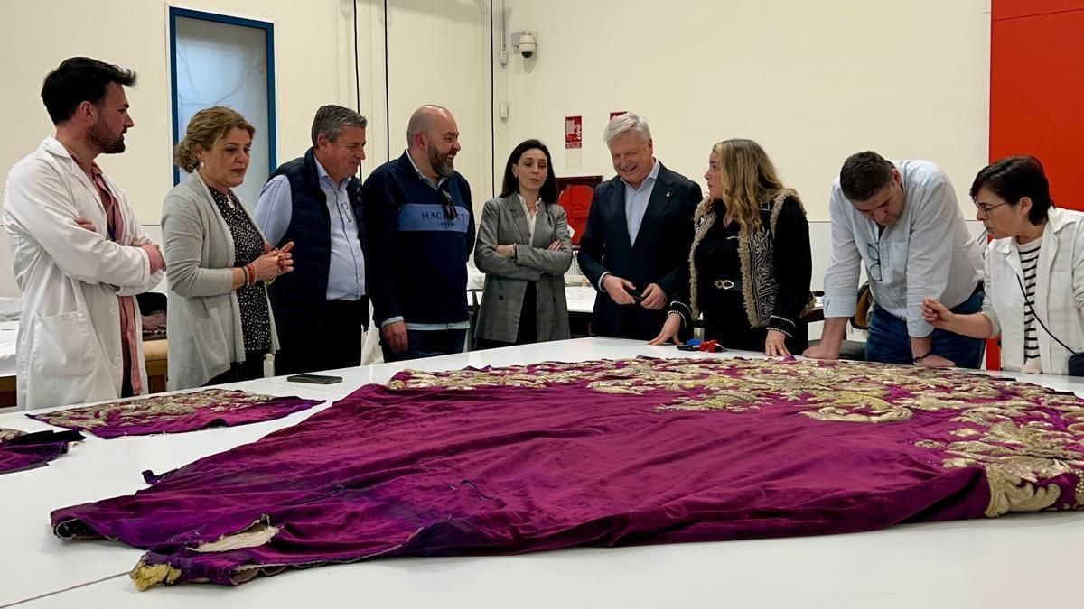 La túnica del Nazareno de Priego, una pieza de 168 años, avanza en su proceso de restauración