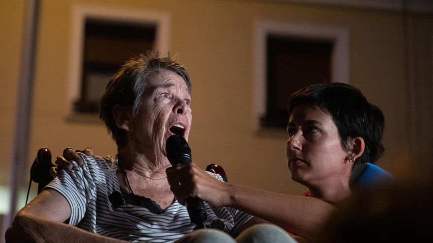 Maricarmen atiende a los medios de comunicación durante una concentración bajo el lema ‘Maricarmen se queda’ la víspera de su desahucio.