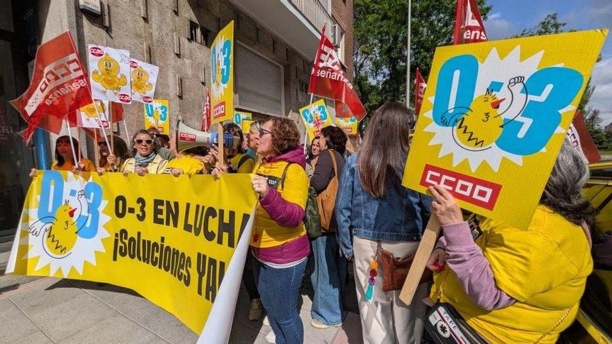 Medio centenar de educadoras infantiles se ha concentrado esta mañana ante la sede de la patronal Acade para exigir mejores condiciones laborales como parte de los actos de la histórica huelga general que celebra el sector este miércoles