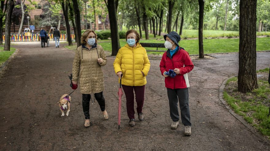 Isabel, Mari Paz y Petra pasean por el parque Roma.