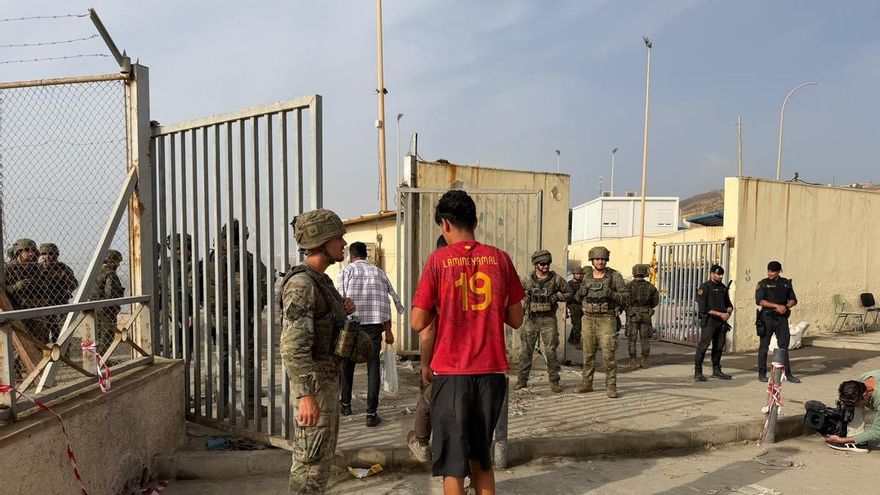 Continúa el goteo de salidas de personas desde Ceuta hasta Marruecos en la frontera del Tarajal, a 1 de agosto de 2026, en Ceuta (España).