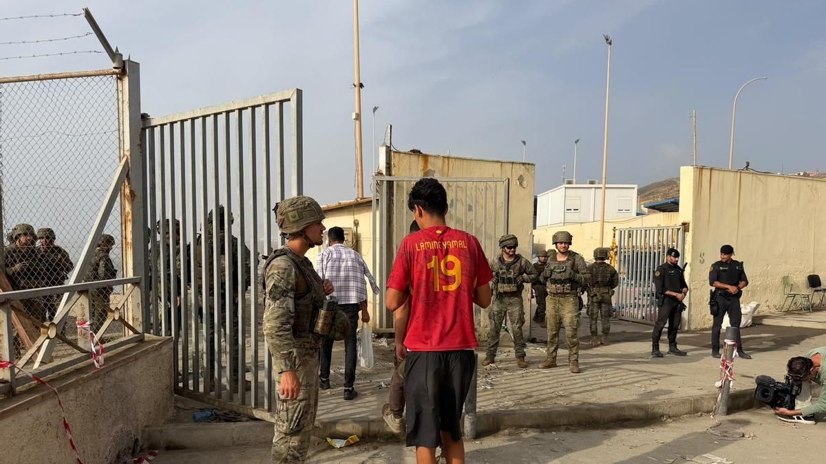 Continúa el goteo de salidas de personas desde Ceuta hasta Marruecos en la frontera del Tarajal, a 1 de agosto de 2026, en Ceuta (España).