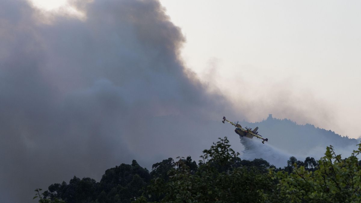 Labores de extinción del incendio de Vilaboa, en la parroquia de Santa Cristina de Cobres (Pontevedra). EFE/ Salvador Sas