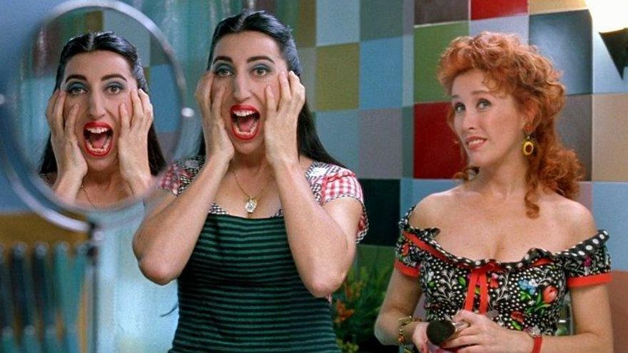 Rossy de Palma y Verónica Forqué en 'Kika' (1993), de Pedro Almodóvar