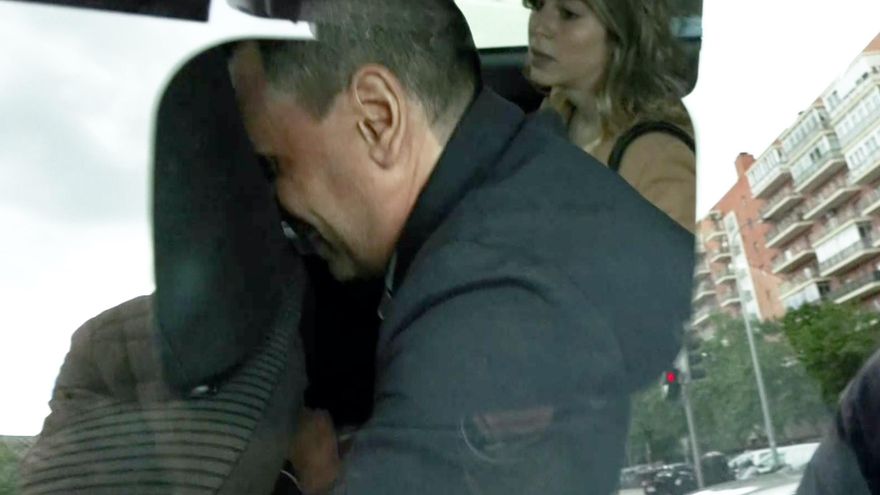 La pareja de Ayuso mantiene ante la jueza que quiere pactar una condena por fraude fiscal que le evite la cárcel