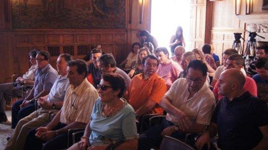 ... porque militantes y simpatizantes del PP lo llenaron antes.