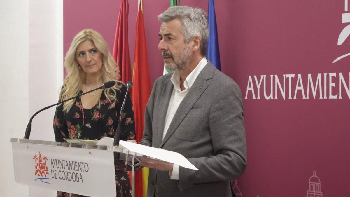 Torrico da cuenta, junto a Morales, de los acuerdos adoptados por la junta de gobierno local.