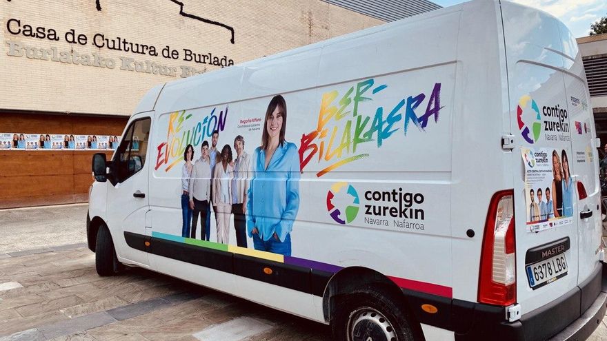 Furgoneta de Contigo/Zurekin en el exterior de la Casa de Cultura de Burlada