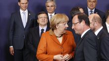 Merkel dialoga con Hollande y el presidente del Parlamento alemán antes de la foto de grupo. Foto: Efe.