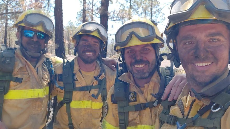 Hollín, humo y pinos en combustión: continúa la lucha contra los últimos resquicios del incendio de Arico, que aún no ha sido extinguido
