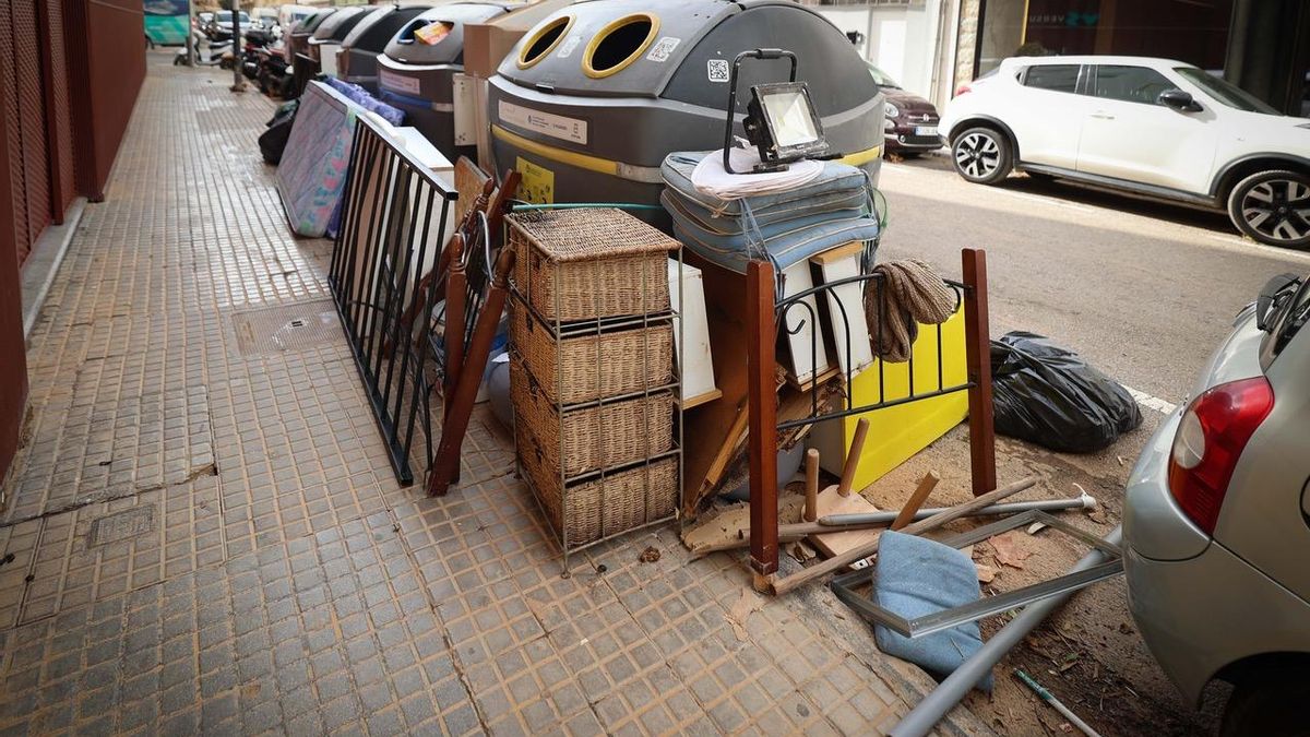 Els habitants de les plantes baixes que es van inundar van haver de treure mobles i matalassos al carrer.