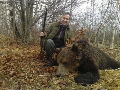 Blesa junto a un oso tras una cacería