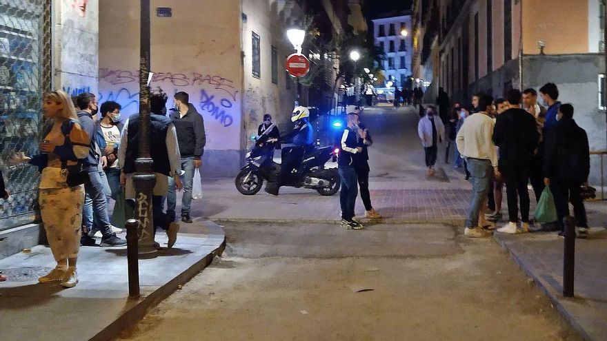 Un agente de la Policía Local patrulla en moto por la calle Palma Somos Malasaña