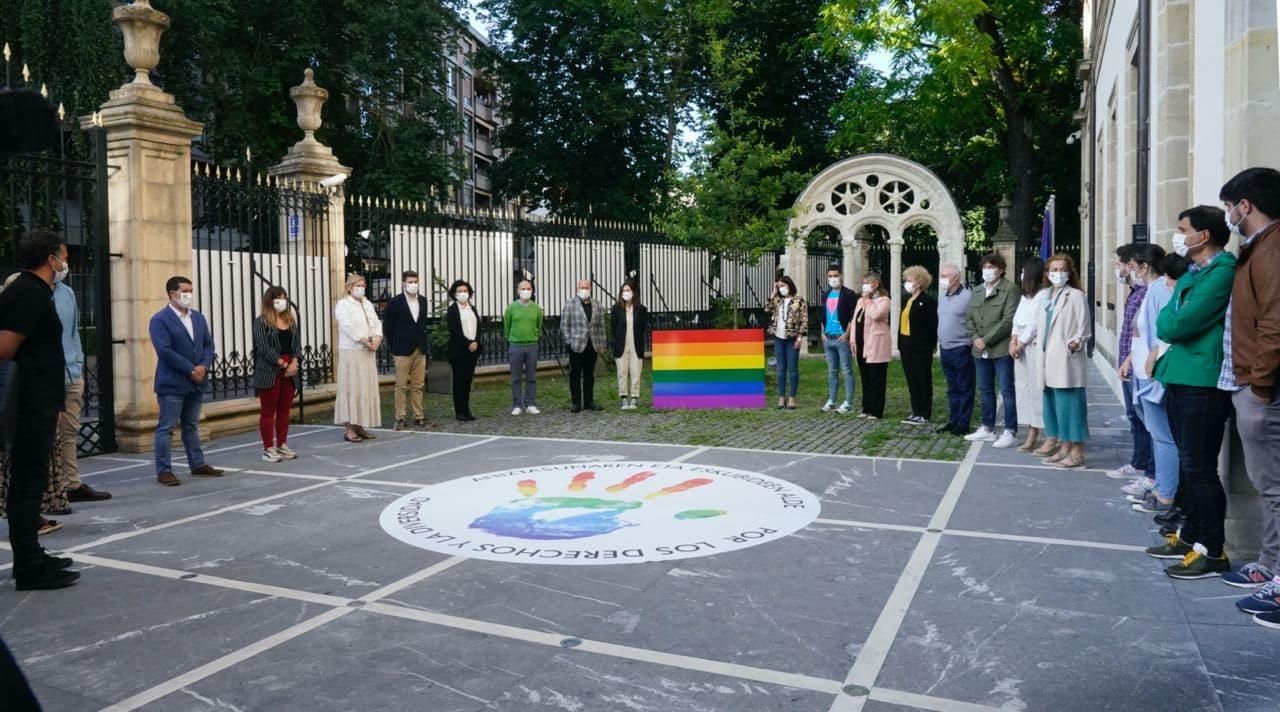 Las calles vascas se tiñen de arcoíris en el Día del Orgullo