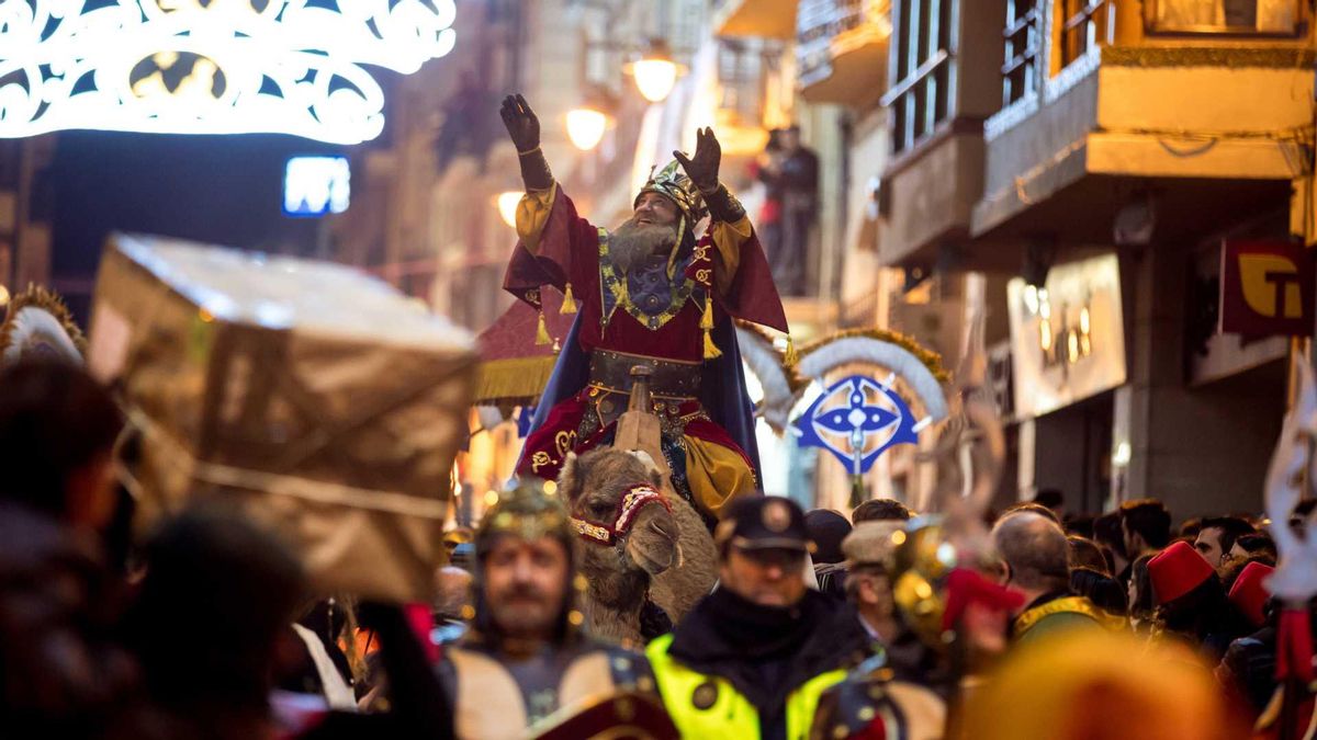 Tot el que has de saber de la Cavalcada de Reis d’Alcoi, la més antiga d’Espanya: horari, recorregut i tradició històrica