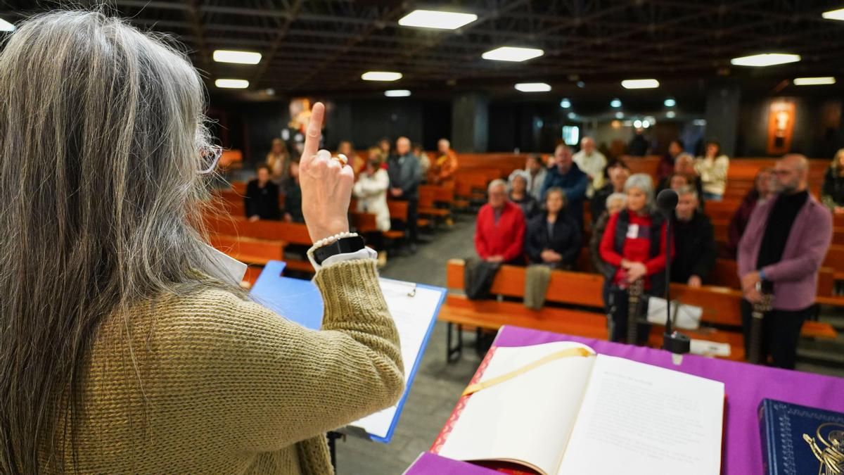 Celebración de una misa con intérprete en lengua de signos en la Parroquia de Nuestra Madre del Buen Consejo de León.