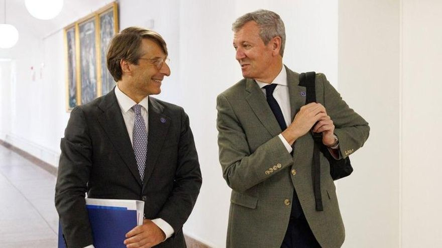 El presidente de la Xunta Alfonso Rueda junto al conselleiro de Facenda, Miguel Corgos.