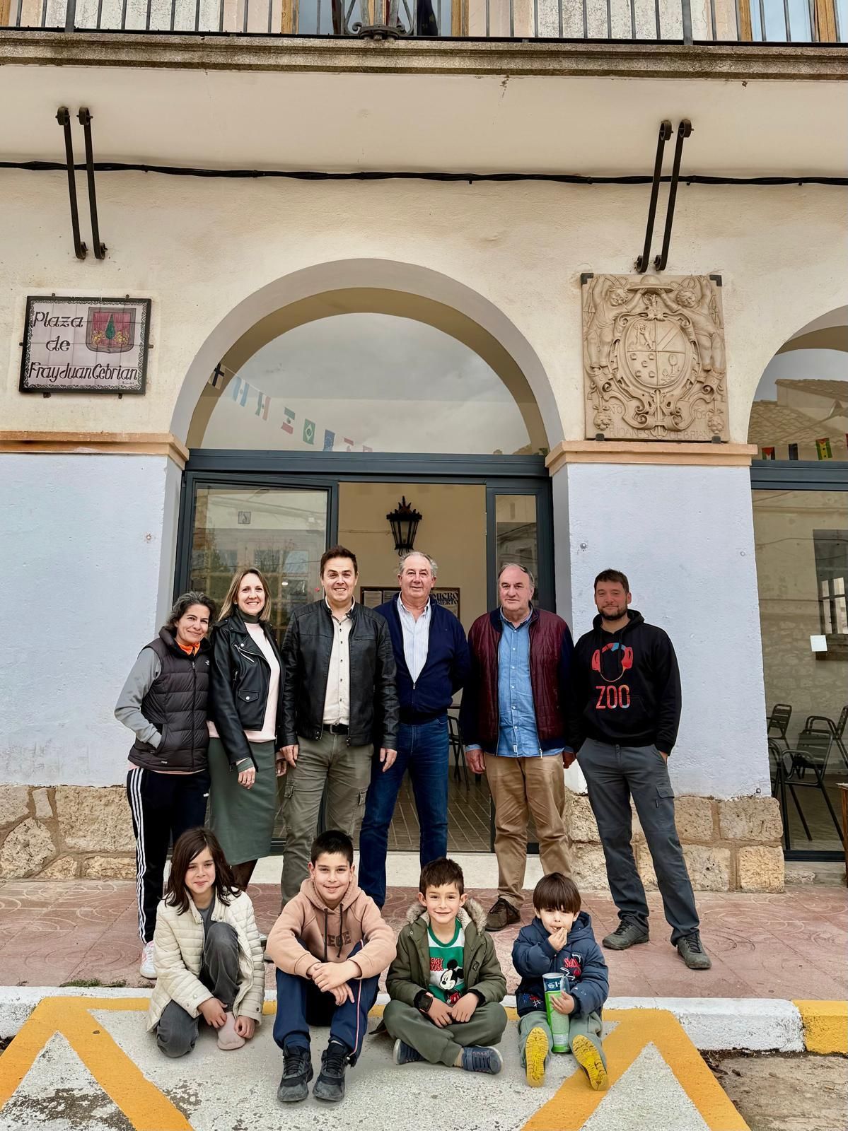 La corporación de Perales, junto con unos niños del municipio.