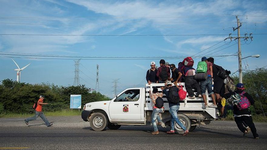 El ministro de Defensa salvadoreño pide al Ejército de EE.UU. respetar a los migrantes