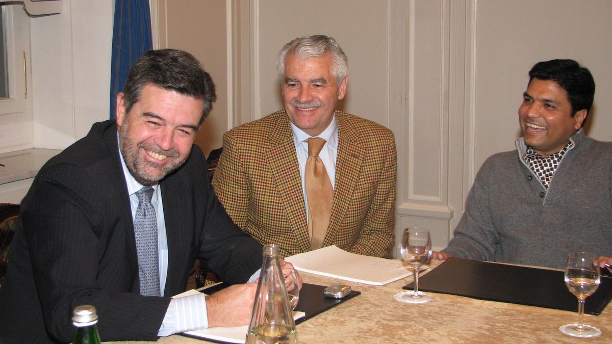 Ángel Agudo con Francisco Pernía y Ahsan Ali Syed durante la reunión previa a la venta del Racing en Zúrich.
