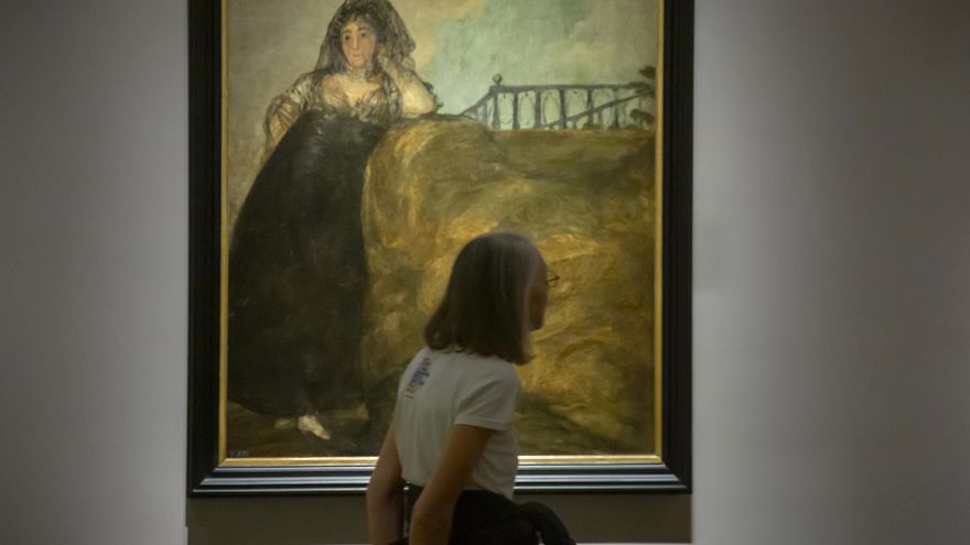 Anne Carson ironiza con la capacidad para la trascendencia y la cursilería de los españoles