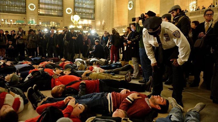 Un gran jurado decide no acusar a un policía de Nueva York que mató a un afroamericano