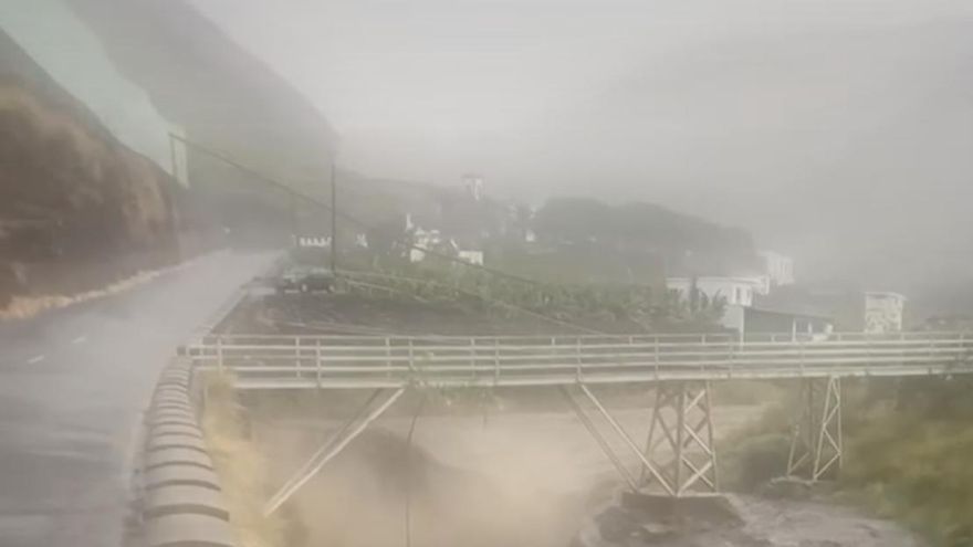 Barranco de Las Angustias, desagüe natural de La Caldera de Taburiente,  este  jueves, con abundante caudal.