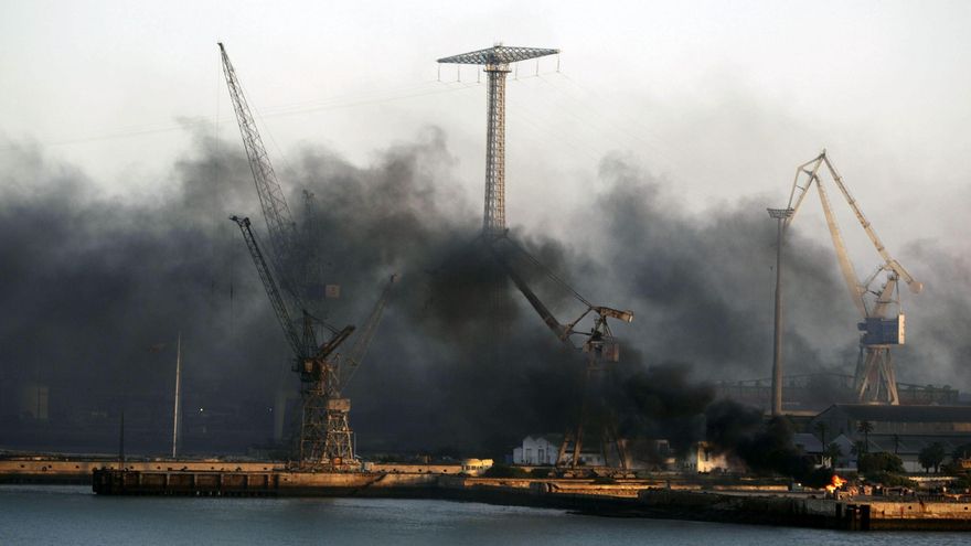 Los trabajadores de Navantia cortan el puente de acceso a Cádiz