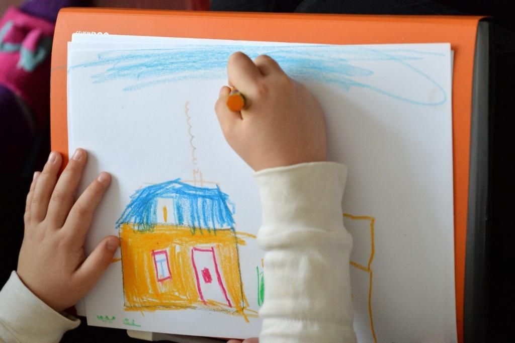 "Oigo explosiones cuando no las hay”, dice Svetlana. "Cuando mi hija oye una explosión me pregunta ¿es eso un cohete o una bomba? ¿Es esa una pregunta normal para una niña de cinco años? Aún no le dicho que su padre ha muerto. Le digo que está lejos salvando vidas". Fotografía: Julie Rémy / MSF