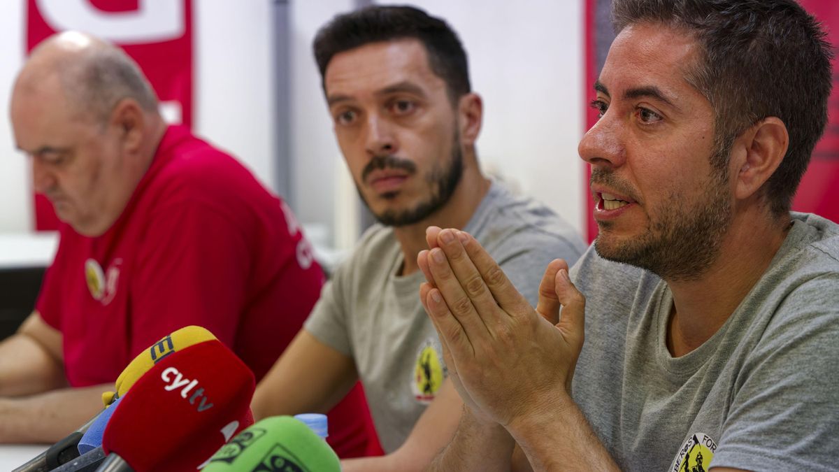 El responsable autonómico de bomberos forestales de UGT, Enrique Sánchez Granado (d), el responsable federal de bomberos forestales de UGT, Javier García (2d), y el secretario general de UGT Servicios Públicos Castilla y León, Tomás Pérez, durante la rueda de prensa en la que han hablado de la pésima gestión que desde la Junta de Castilla y León se está llevando a cabo en la prevención y extinción de los incendios forestales en Castilla y León.-