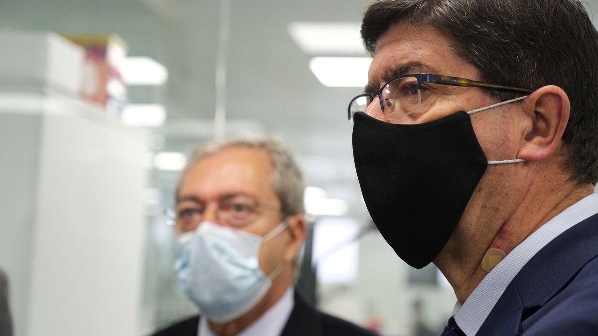 El consejero de Transformación económica, Rogelio Velasco (i), y el vicepresidente de la Junta de Andalucía, Juan Marín (d), en una visita a la fábrica de mantecados La Aurora de Estepa (Sevilla).