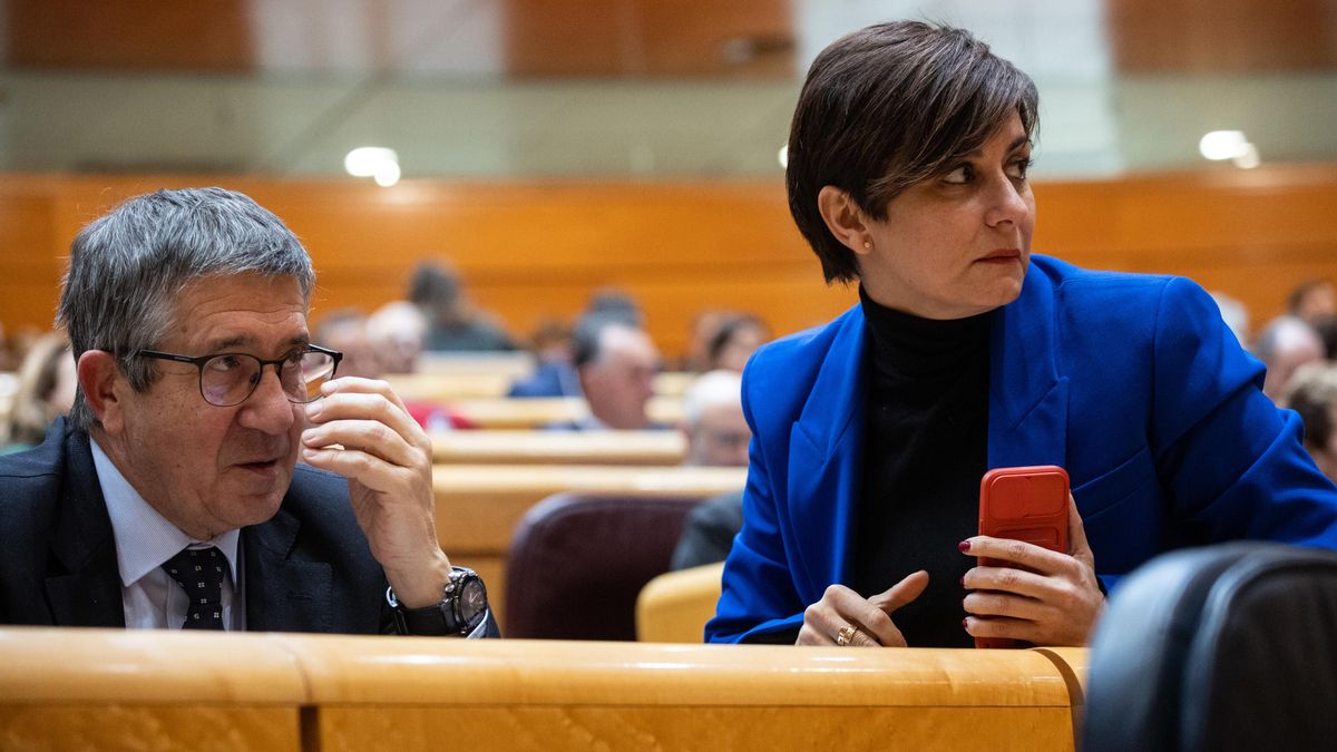 Archivo - El portavoz del PSOE en el Congreso, Patxi López (i) y la ministra de Vivienda y Agenda Urbana, Isabel Rodríguez (d), en un Pleno celebrado en el Senado