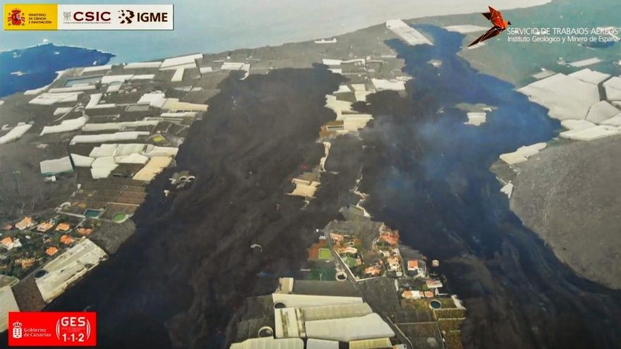 La lava del volcán de La Palma avanza ocho hectáreas y se unen dos coladas