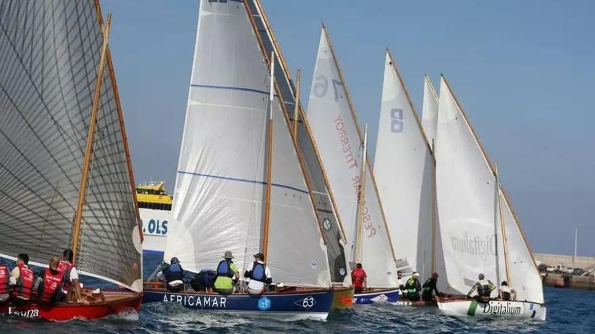 Imagen de archivo de una regata de vela latina.