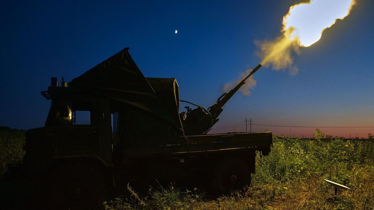Un cañón de las defensas aéreas de Ucrania dispara a un dron ruso en la región de Jarkiv, el 2 de julio de 2025.