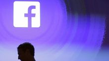 Mark Zuckerberg pasa por delante de un logo de Facebook en Menlo Park, la sede de la compañía en EEUU.