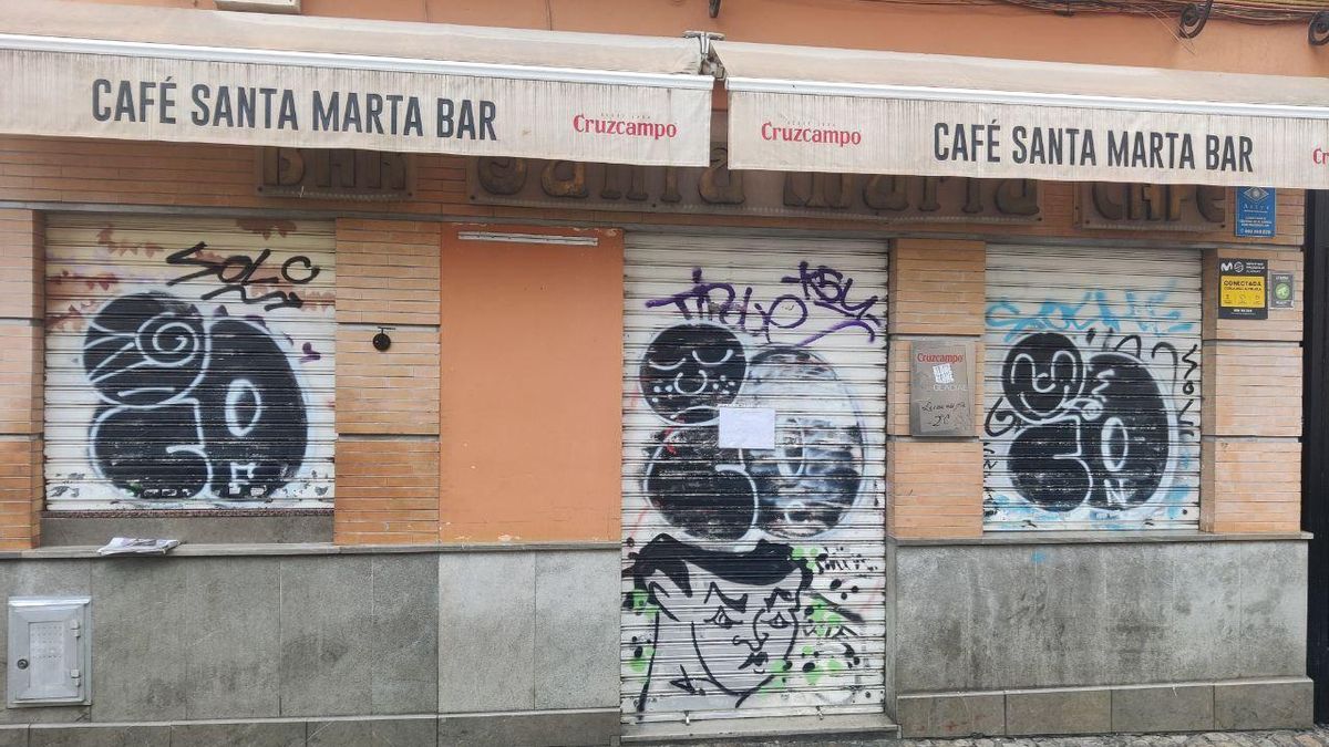 Según los comerciantes cercanos, el bar lleva "un par de días" cerrado