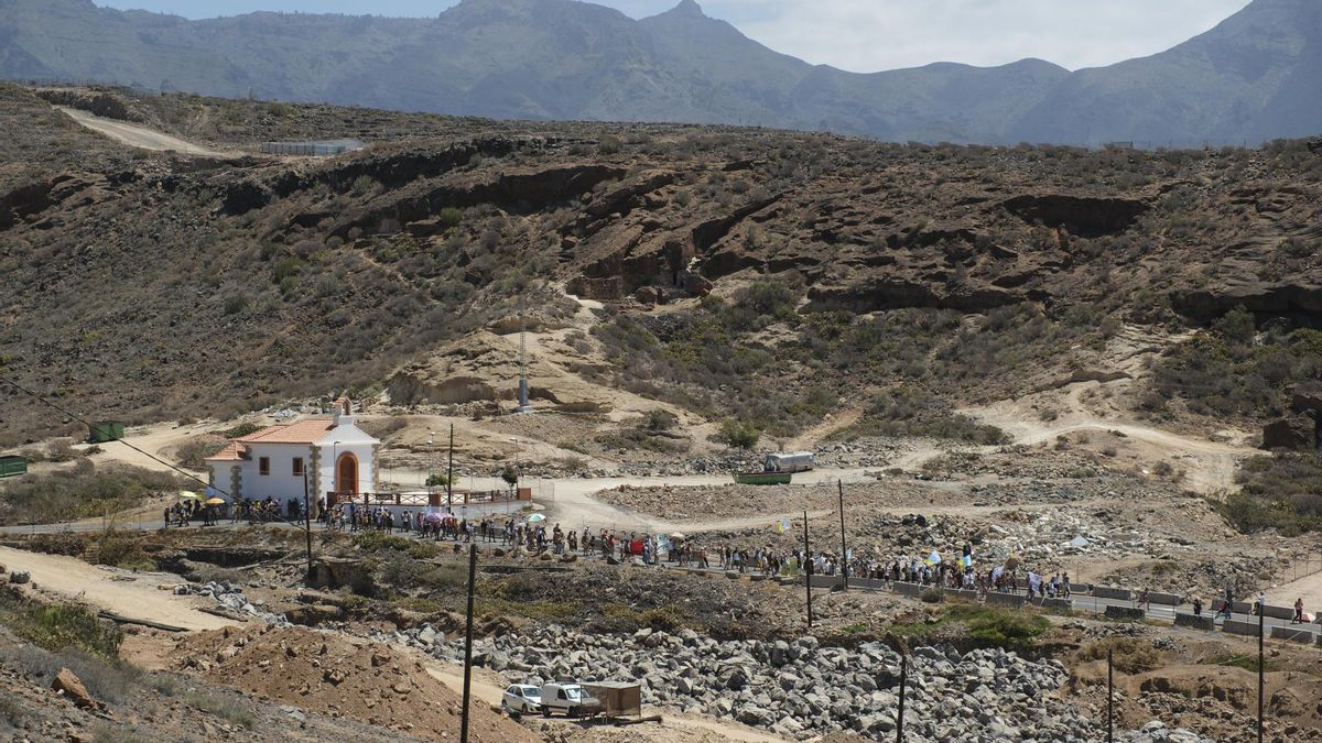 Unas doscientas personas se manifiestan este viernes en los alrededores de la obra del proyecto urbanístico de lujo Cuna del Alma, situado en el municipio tinerfeño de Adeje, para exigir su paralización. EFE/Alberto Valdés